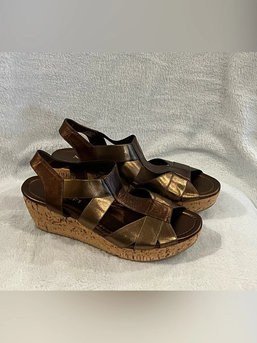 Amalfi by Rangoni Bronze Metallic Strappy Cork Platform Wedge Sandals. Size 9